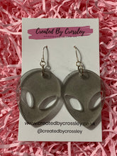 Load image into Gallery viewer, Black Resin Alien Head Earrings