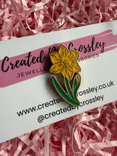 Load image into Gallery viewer, Daffodil Flower Pin Badge
