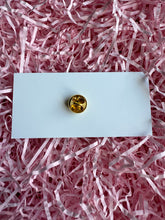 Load image into Gallery viewer, Reading Frog Pin Badge
