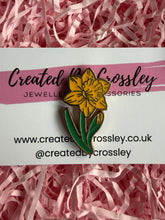Load image into Gallery viewer, Daffodil Flower Pin Badge
