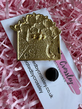 Load image into Gallery viewer, Flower Cat Envelope Pin Badge
