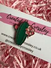 Load image into Gallery viewer, Flower Cactus Pin Badge
