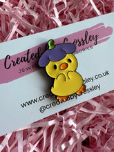 Load image into Gallery viewer, Flower Duck Pin Badge

