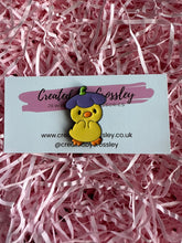 Load image into Gallery viewer, Flower Duck Pin Badge
