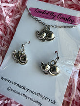 Load image into Gallery viewer, Sleepy Cat Jewellery Set
