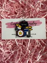 Load image into Gallery viewer, Drum Cat Pin Badge

