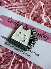 Load image into Gallery viewer, “It’s Cool” Arrow Cat Pin Badge

