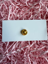 Load image into Gallery viewer, White Cat Pin Badge
