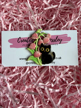 Load image into Gallery viewer, Flower Cat Pin Badge
