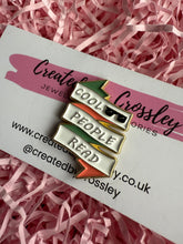 Load image into Gallery viewer, Cool People Read Pin Badge
