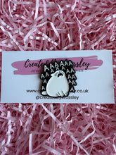 Load image into Gallery viewer, Screaming Cat Pin Badge

