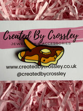Load image into Gallery viewer, Maple Pancake Manta Ray Pin Badge
