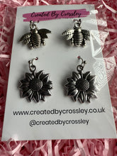 Load image into Gallery viewer, Flower Bee Earring Duo
