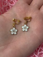 Load image into Gallery viewer, White Flower Charm Clip On Earrings
