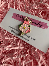 Load image into Gallery viewer, Pink Flower Pin Badge
