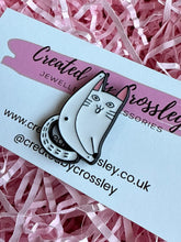 Load image into Gallery viewer, Funny White Cat Pin Badge
