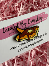 Load image into Gallery viewer, Maple Pancake Manta Ray Pin Badge
