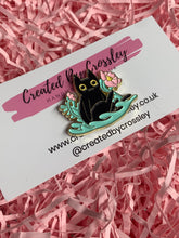 Load image into Gallery viewer, Flower Cat Pin Badge
