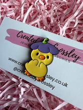 Load image into Gallery viewer, Flower Duck Pin Badge
