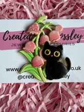 Load image into Gallery viewer, Flower Cat Pin Badge
