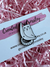 Load image into Gallery viewer, Funny White Cat Pin Badge
