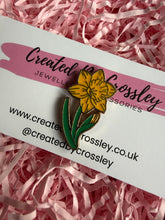 Load image into Gallery viewer, Daffodil Flower Pin Badge
