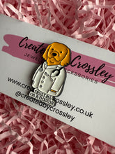 Load image into Gallery viewer, Trust me I’m a dogtor Pin Badge
