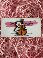 Load image into Gallery viewer, Cello Duck Pin Badge
