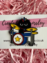 Load image into Gallery viewer, Drum Cat Pin Badge
