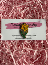 Load image into Gallery viewer, Daffodil Flower Pin Badge
