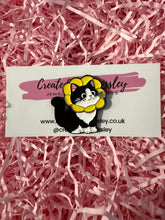 Load image into Gallery viewer, Flower Cat Pin Badge
