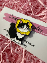 Load image into Gallery viewer, Flower Cat Pin Badge

