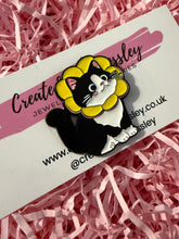 Load image into Gallery viewer, Flower Cat Pin Badge
