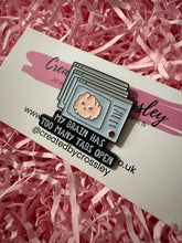 Load image into Gallery viewer, Brain Tabs Pin Badge
