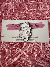 Load image into Gallery viewer, White Cat Pin Badge
