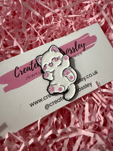 Load image into Gallery viewer, White Cat Pin Badge
