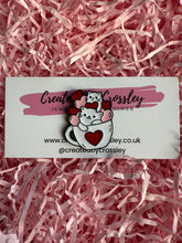 Load image into Gallery viewer, Heart Cat Cup Pin Badge
