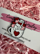 Load image into Gallery viewer, Heart Cat Cup Pin Badge
