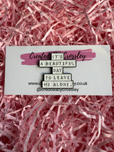 Load image into Gallery viewer, Leave me alone Pin Badge
