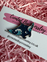 Load image into Gallery viewer, Sparkly Manta Ray Pin Badge
