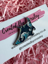 Load image into Gallery viewer, Sparkly Manta Ray Pin Badge
