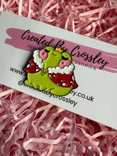 Load image into Gallery viewer, Royal Frog Pin Badge
