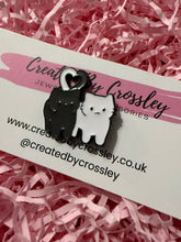 Load image into Gallery viewer, Two Heart Cats Pin Badge
