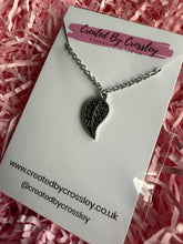 Load image into Gallery viewer, Detailed Leaf Charm Necklace
