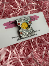 Load image into Gallery viewer, “I would rather bee reading” Pin Badge

