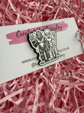 Load image into Gallery viewer, Alien Bigfoot Pin Badge
