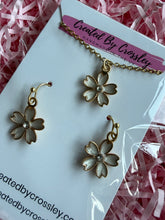 Load image into Gallery viewer, White Gem Flower Jewellery Set
