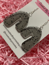 Load image into Gallery viewer, Black Glitter Arch Resin Earrings
