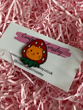 Load image into Gallery viewer, Strawberry Cat Pin badge
