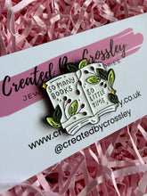 Load image into Gallery viewer, “So many books so little time” Book Pin Badge
